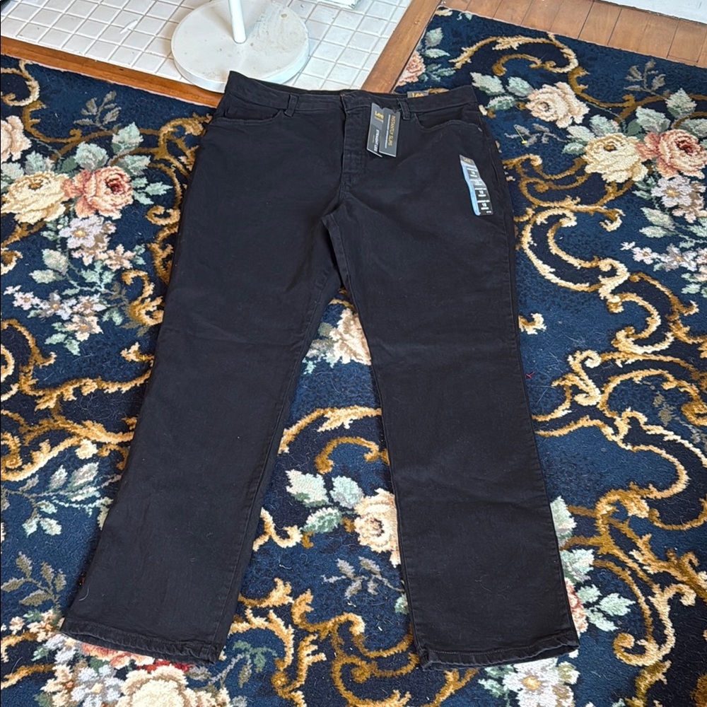 Lee Relaxed fit Straight-Leg high rise Jeans. NWT. Retail 59